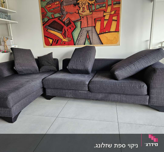 ספה אפורה עם כריות על רצפת אריחים אפורה